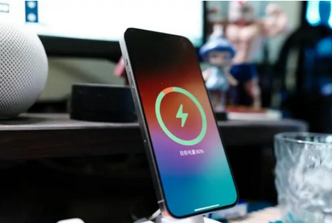云城苹果15换屏服务分享用什么充电器给iPhone15充电更好 